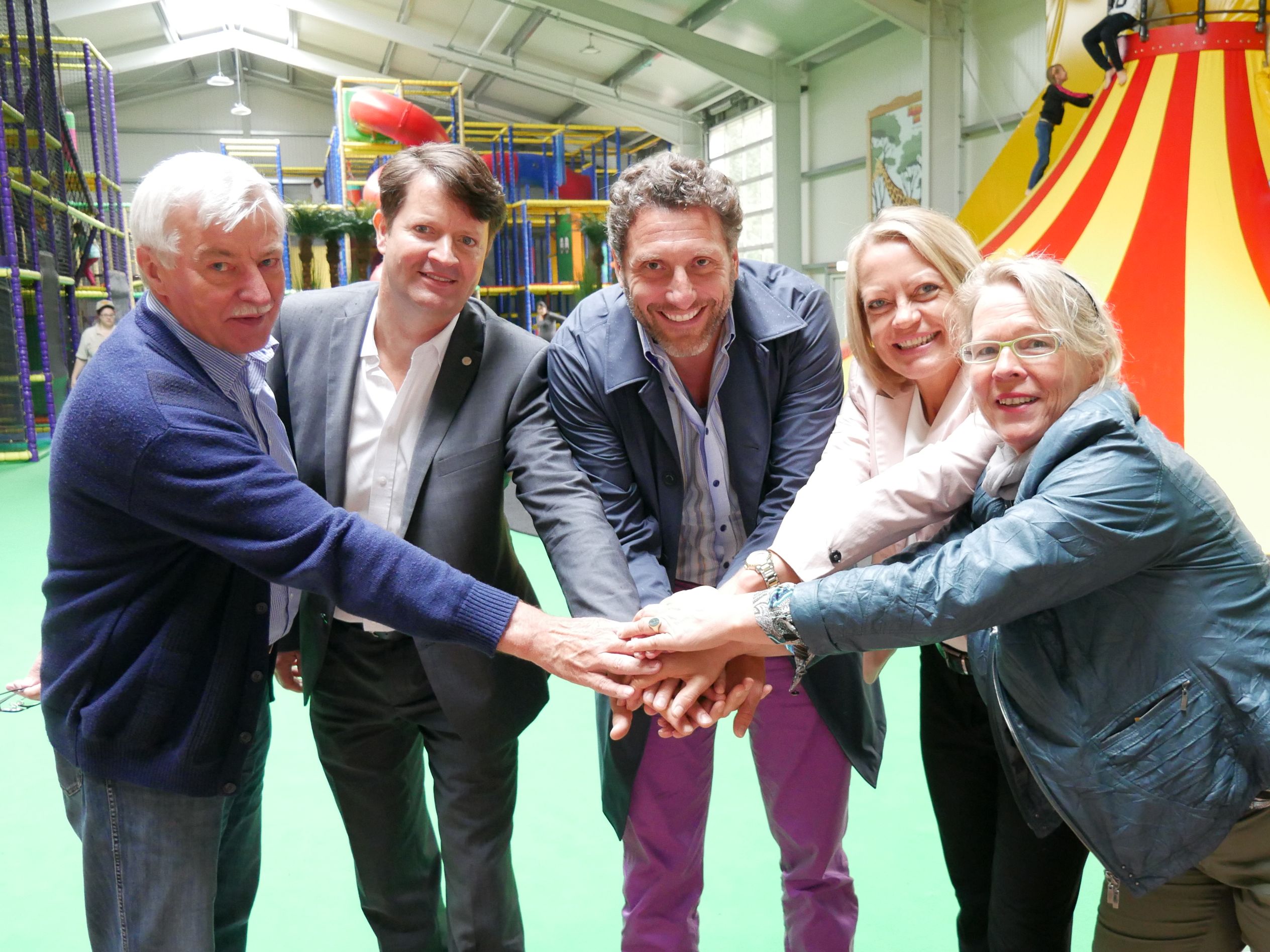 Foto(von links): Gnther Drewes, Samtgemeindebrgermeister Carsten Niemann, Parkbetreiber Dr. Fabrizio Sepe, Kathrin Rsel MdB und CDU-Vorsitzende Almut Detmering in der neuen Indoor- Spielhalle des Parks. 